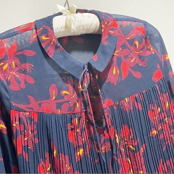 GRACE & MILA Women’s Navy Red Floral Chiffon Pleated Long Sleeve Blouse Size M - Picture 3 of 9